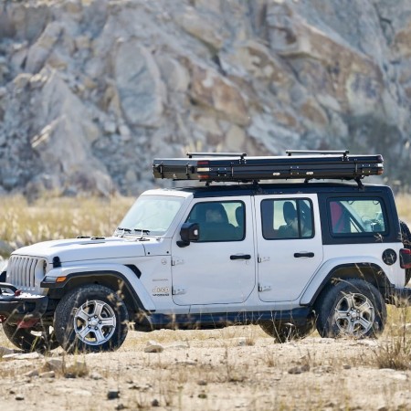 namiot-dachowy-Rock-Cruiser-II-PRO-140-zlozony-na-jeep-wrangler