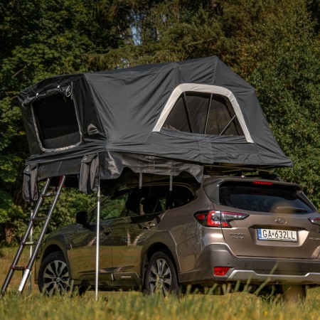 namiot-dachowy-Voyager-PRO-230-rozlozony-na-Subaru-Outback-z-otwatymi-zewnetrzymi-oknami