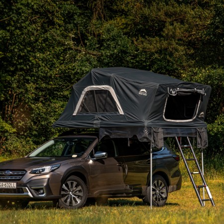 namiot-dachowy-Voyager-PRO-230-rozlozony-na-Subaru-Outback-z-zamknietymi-oknami